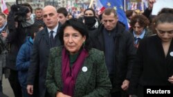 Pentru mulți georgieni, președinta Zurabișvili este singura care poate face ceva împotriva legii „agenților străini”. Puterile ei sunt însă limitate.