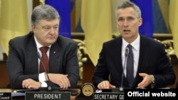Президент України Петро Порошенко та генеральний секретар НАТО Єнс Столтеньберґ (праворуч). Київ, 10 липня 2017 року