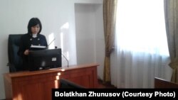 Судья Талдыкорганского городского суда по уголовным делам Куралай Дарханова оглашает приговор в отношении 68-летнего местного жителя Болатхана Жунусова. Талдыкорган, 28 февраля 2019 года.