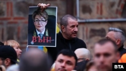 На протестите в подкрепа на Украйна граждани призовават за изгонването на посланичката на Русия Елеонора Митрофанова.
