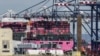 Vas comercial încărcat cu containere în portul Liberty New York din Staten Island, New York (imagine de arhivă).