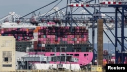 Vas comercial încărcat cu containere în portul Liberty New York din Staten Island, New York (imagine de arhivă).
