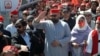 اېمل ولي خان په چترال کې د یوې ولسي غونډې پر مهال - پخوانی انځور.