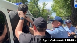 Задержания у Центрального парка Алматы 1 мая.