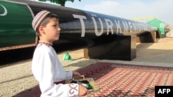 Milli lybasly türkmen oglany Şatlyk gaz geçirijisiniň işe girizilmeli dabarasynda, prezidentiň gelmegine garaşýar. 2010-njy ýylyň 31-nji maýy.