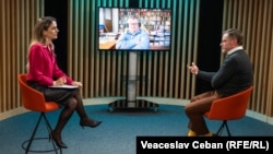 Autoarea podcastului „Pe Agendă”, Cristina Popușoi, în studioul Europei Libere alături de cercetătorul mass-media, Victor Gotișan (dreapta) și analistul politic de la București, Armand Goșu (pe ecran, prin conexiune online).