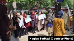 ارشیف: معترضو مېرمنو له یوه کال راهیسې د طالبانو د ځینو فرمانونو او محدودیتونو پر ضد لاریونه کړي دي.