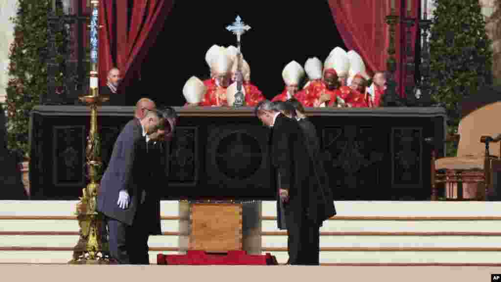 Sicriul Papei Francisc este așezat pe pământ în Piața Sfântul Petru pentru funeralii.
