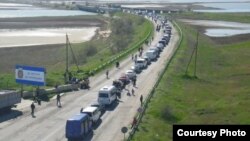 Автомобільна черга з окупованої частини Херсонщини до анексованого Криму, ілюстраційне фото