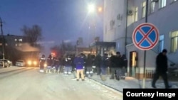 Работники собрались рано утром у здания офиса предприятия и простояли на улице несколько часов. Жезказган, 9 декабря 2022 года