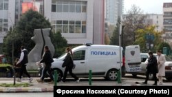 Полициска кола пред училиште во Скопје поради дојави за бомби