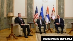 Србија - Специјалниот претставник на САД за Западен Балкан Габриел Ескобар, специјалниот претставник на ЕУ за дијалог Мирослав Лајчак и српскиот претседател Александар Вучиќ, во Белград, 14 декември 2022 година.