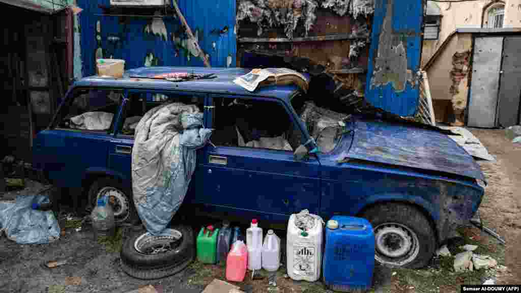 Locuitorii îngroziți n-au ieșit aproape deloc din adăpostul lor subteran în prima lună a războiului, când bombardamentele intense ale Rusiei au transformat orașul în ruine. 