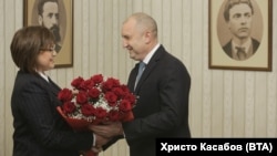 Президентът Румен Радев подари букет с червени рози на лидера на БСП Корнелия Нинова за рождения ѝ ден, преди да ѝ връчи мандат за съставяне на кабинет.
