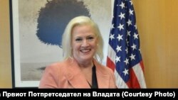 Илустрација Амбасадор на САД, Ангела Агелер