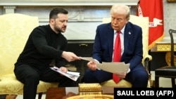 Президент України Володимир Зеленський (ліворуч) і президент США Дональд Трамп під час зустрічі в Овальному кабінеті Білого дому. Вашингтон, 28 лютого 2025 року