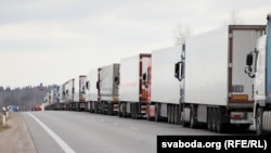 Большасьць грузавікоў чакаюць уезду ў Літву. Ілюстрацыйнае фота