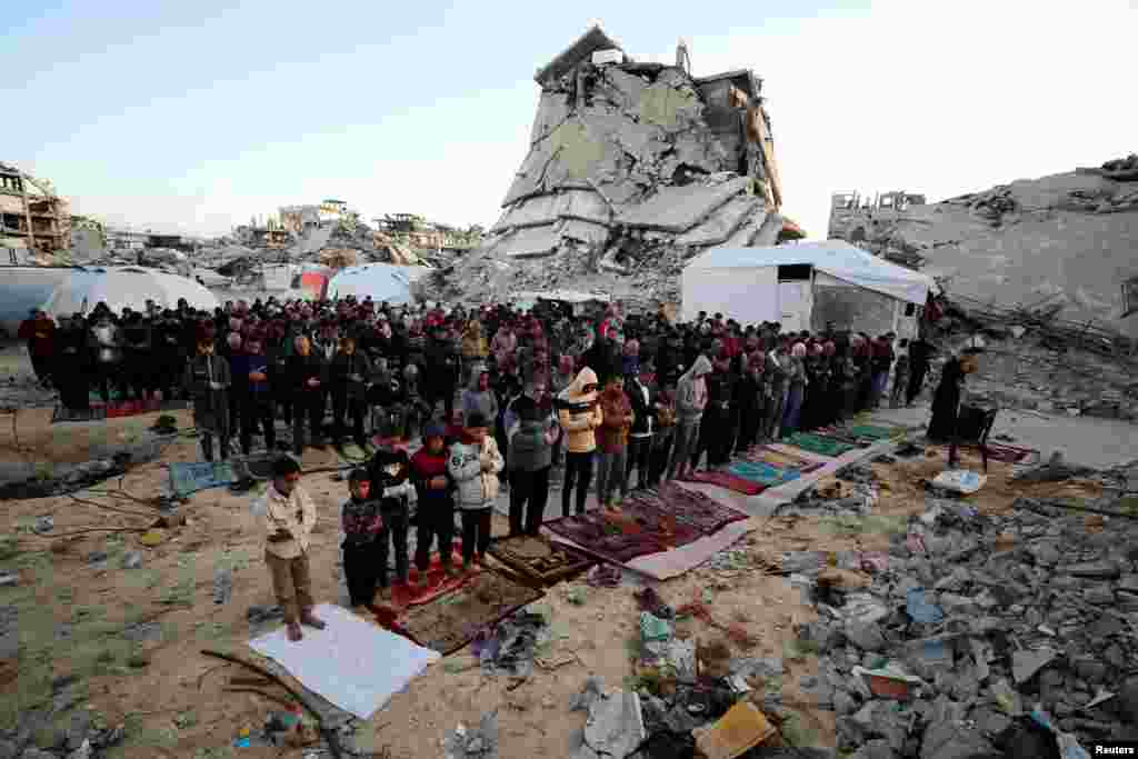 Palestinci na jutarnjoj bajramskoj molitvi u razrušenom gradu Džabijala u Pojasu Gaze.Praznik Ramazanski bajram dolazi posle meseca posta ramazana.