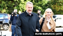 Sebija Izetbegović sa suprugom Bakirom Izetbegovićem, predsjednikom Stranke demokratske akcije (SDA) dolazi na biračko mjesto tokom izbora 2022. godine. 