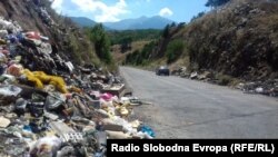 Oбиколницата над Битола, затрупана со смет, пред да ја расчистат.