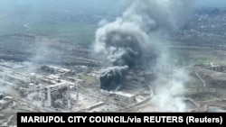 Combinatul siderurgic Azovstal din portul Mariupol atacat de forțele rusești, Ucraina, 18 aprilie 2022. Este ultimul centru de rezistență al trupelor ucrainene din orașul-port.