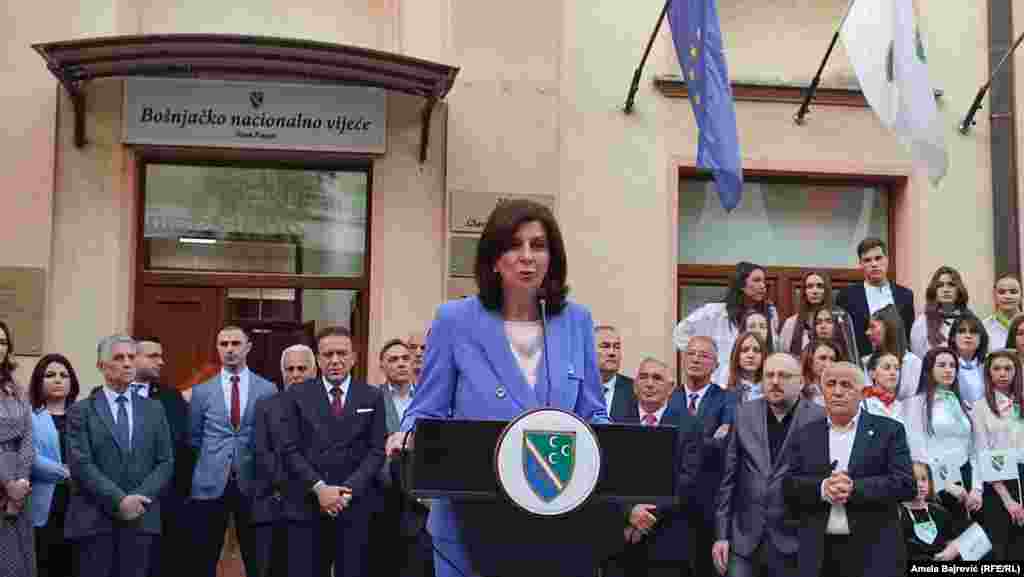 Predsednica BNV-a Jasmina Curić izjavila je da su u zastavu Bošnjaka Sandžaka "utkana teška vremena". "Danas, na jedan od naših najvećih blagdana, možemo kazati da smo ostvarili mnogo toga, ali moramo raditi još više kako buduće generacije ne bi brinule o problemima koji nas tište, već da bi mogle da rade na jačanju ekonomije, kulture i uživaju u ugodnom životu u Sandžaku", rekla je Curićeva nakon podizanja zastave.
