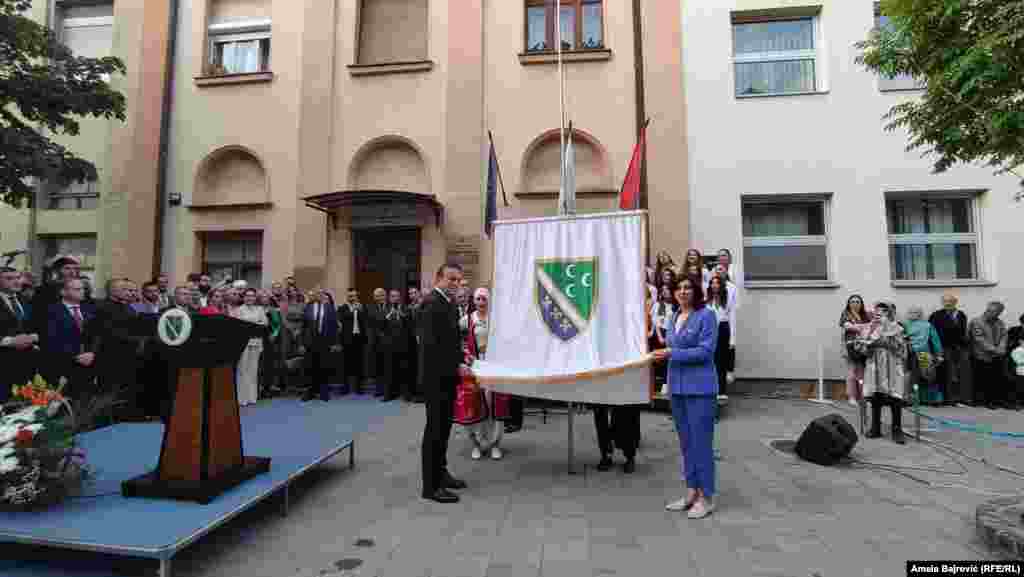 Zastavu na jarbol ispred sedišta Bošnjačkog nacionalnog vijeća (BNV) podigli su predsednica BNV-a Jasmina Curić i Muhamed Sandžaktar, predsednik Udruženja Bosna-Sandžak u Turskoj, uz intoniranje himne sandžakih Bošnjaka "Ja sin sam tvoj". 