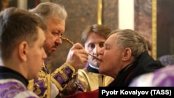 Илустрација: Причестување на православни верници во црквата Казански во Санкт Петерсбург на 29 март 2020