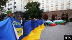 Протестиращите пред президентството поискаха новият парламент веднага да одобри военна помощ на Украйна.