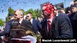 Моментът, в който руският посланик във Варшава беше залят с червена боя.