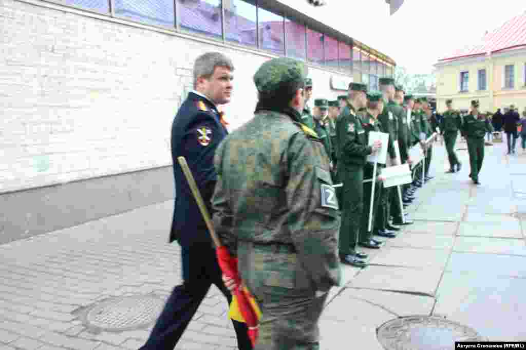 Курсанты перед участием в акции "Бессмертный полк". На рукаве одного из командующих курсантами виднеется нашивка с Z-символикой, которую российская армия использует на военной технике при вторжении в Украину 