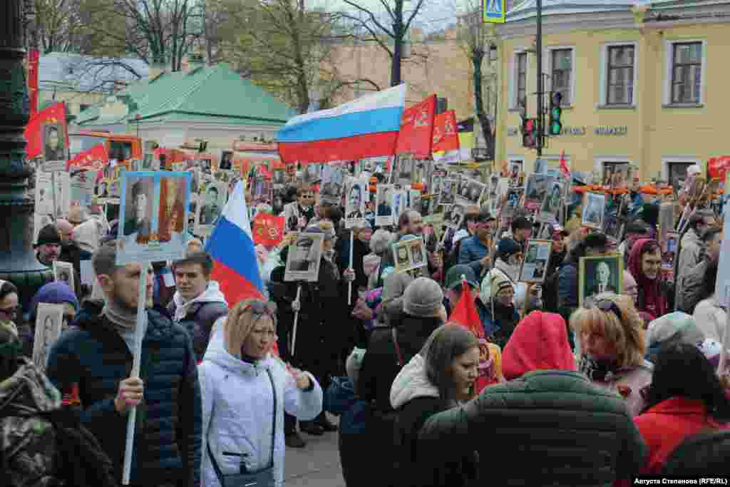Шествие "Бессмертного полка" в Петербурге. По официальным данным администрации города, в акции приняли участие "более миллиона" человек