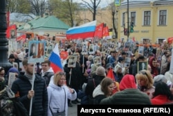 Oamenii la parada Regimentului Nemuritor din Sankt Petersburg pe 9 mai 2022.