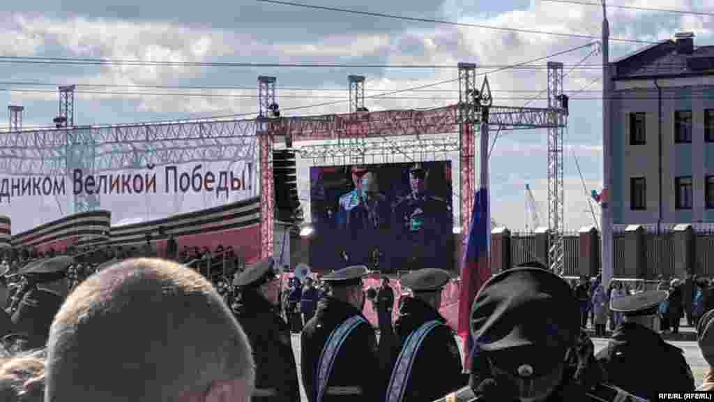В Архангельске во время парада Победы транслировалось огромное изображение президента России Владимира Путина 
