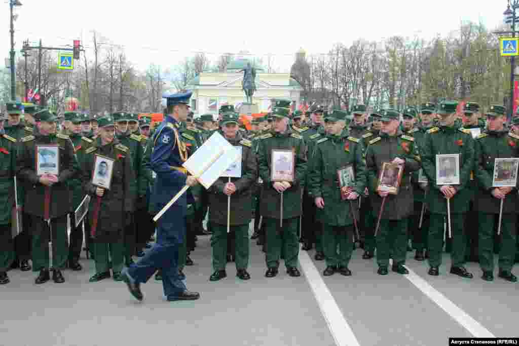 Курсанты перед проведением шествия "Бессмертный полк в Петербурге" 