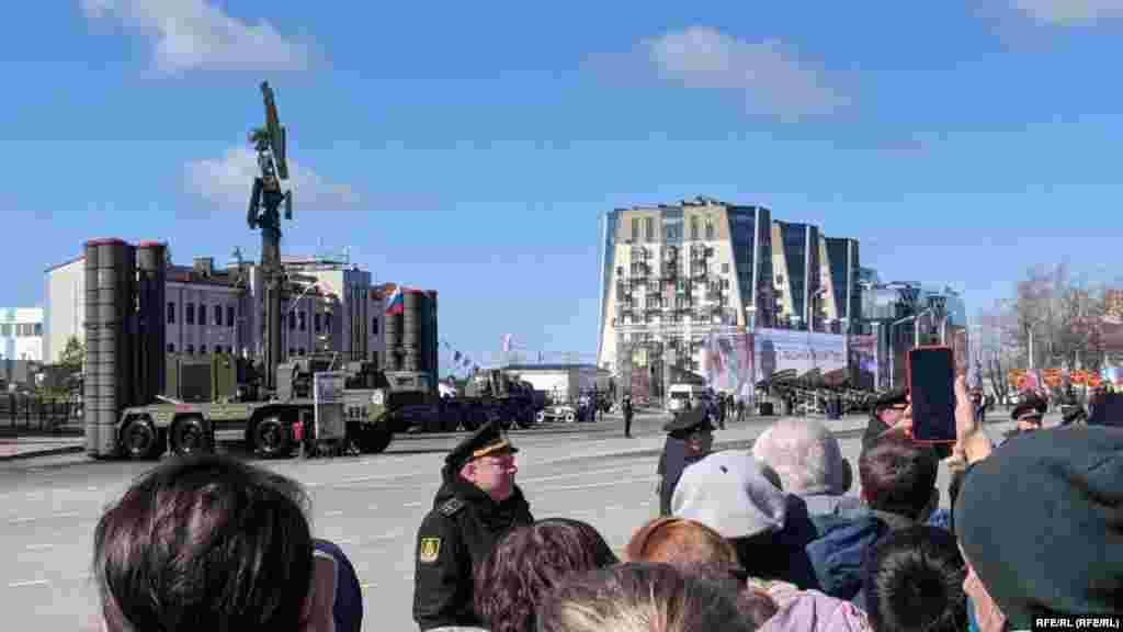 На параде Победы в Архангельске показали военную технику с символами Z и V, которые российская армия использует на технике, участвующей при вторжении в Украину 