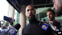 Andrew Tate, joi seară, la ieșirea din aeroport, după ce a ajuns cu fratele său, Tristan, în Statele Unite.