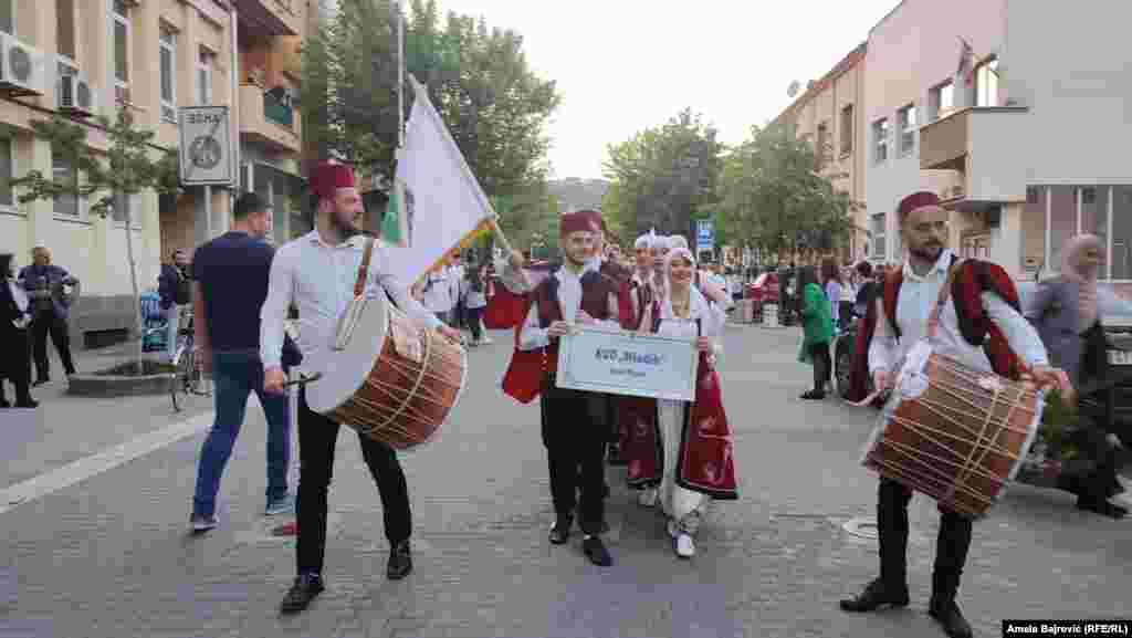 Nastupi folklornih grupa povodom obeležavanja Dana bošnjačke zastave.