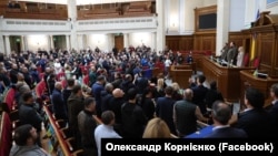 Постанову автори обґрунтували тим, що російські війська знищують населення України, що «має всі ознаки геноциду», а також невибірковістю обстрілів Росією української енергетичної інфраструктури