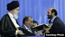 سعید طوسی، قاری مشهور قرآن، مقابل رهبر جمهوری اسلامی ایران.