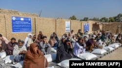 له یو شمېر افغان بېوزله کورنیو سره د خوړو نړیوال پروګرام مرستې