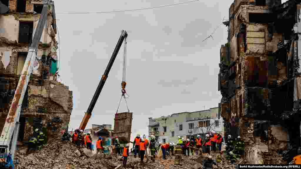 «На місці працює 237 рятувальників і 35 одиниць техніки. Рятувальникам допомагають 70 добровольців», – йдеться у повідомленні ДСНС України