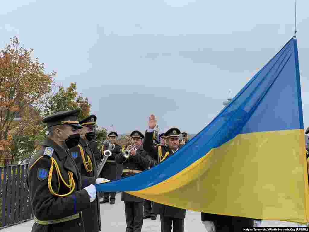 З нагоди Дня захисників і захисниць України відбуваються мистецькі заходи, зокрема пісні війни можна послухати на площі перед пам’ятником Шевченка