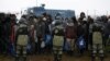 Беларускія памежнікі пільнуюць мігрантаў ля польскай мяжы. Лістапад 2021