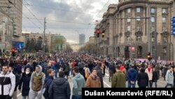 Србија - Демонстрантите кои беа запрени од полицискиот кордон на улицата Кнез Милош, се враќаа во центарот на градот. Групата демонстранти се приклучаја на групата која успеа да го блокираат автопатот. 27.11.2021.