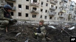 Поліцейські оглядають місце російського удару, Харків, 27 березня 2024 року