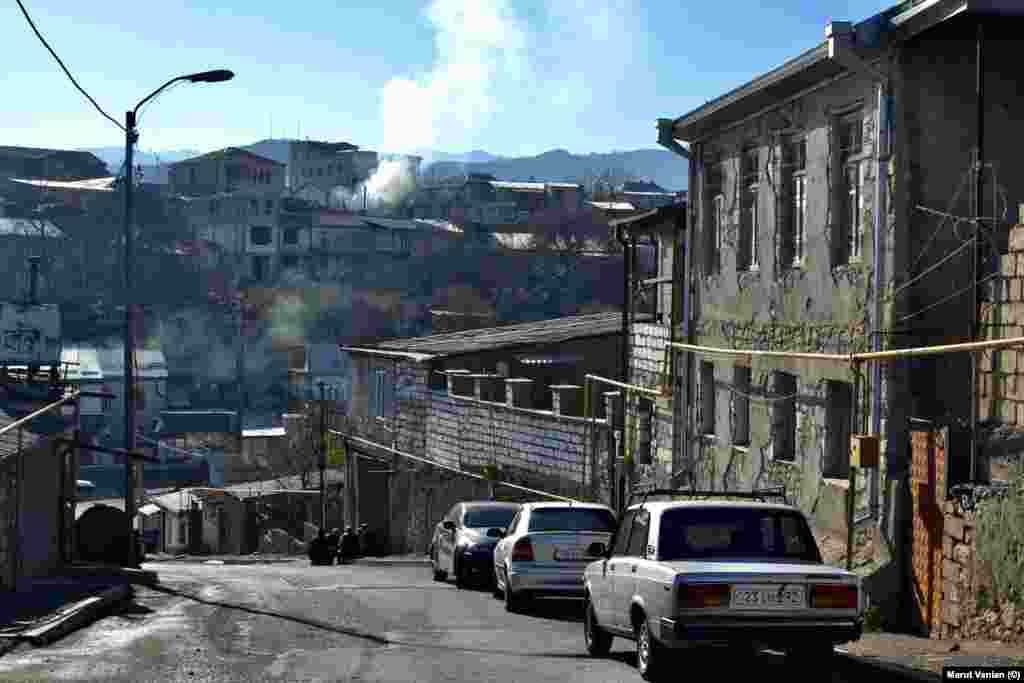 Ստեփանակերտի տներից ծուխ է բարձրանում, դեկտեմբերի 19: Մինչ շրջափակումը շարունակվում է, որոշ տեղացիներ շարունակում են վառելափայտ օգտագործել իրենց տները տաքացնելու համար՝ դրա ցածր գնի պատճառով: Տեղի իշխանությունները կոչ են արել բնակիչներին նվազեցնել էլեկտրաէներգիայի օգտագործումը, քանի որ մտավախություն կա, որ ադրբեջանական կողմից վերահսկվող տարածքով անցնող ու կենսական նշանակություն ունեցող էլեկտրամատակարարման մալուխները կարող են կտրվել: 