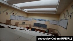 În prezent, sălile de studii ale fostei Universități Agrare rămân încuiate