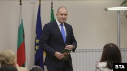 Румен Радев посети в петък Първо средно училище "Пенчо П. Славейков" в столицата.