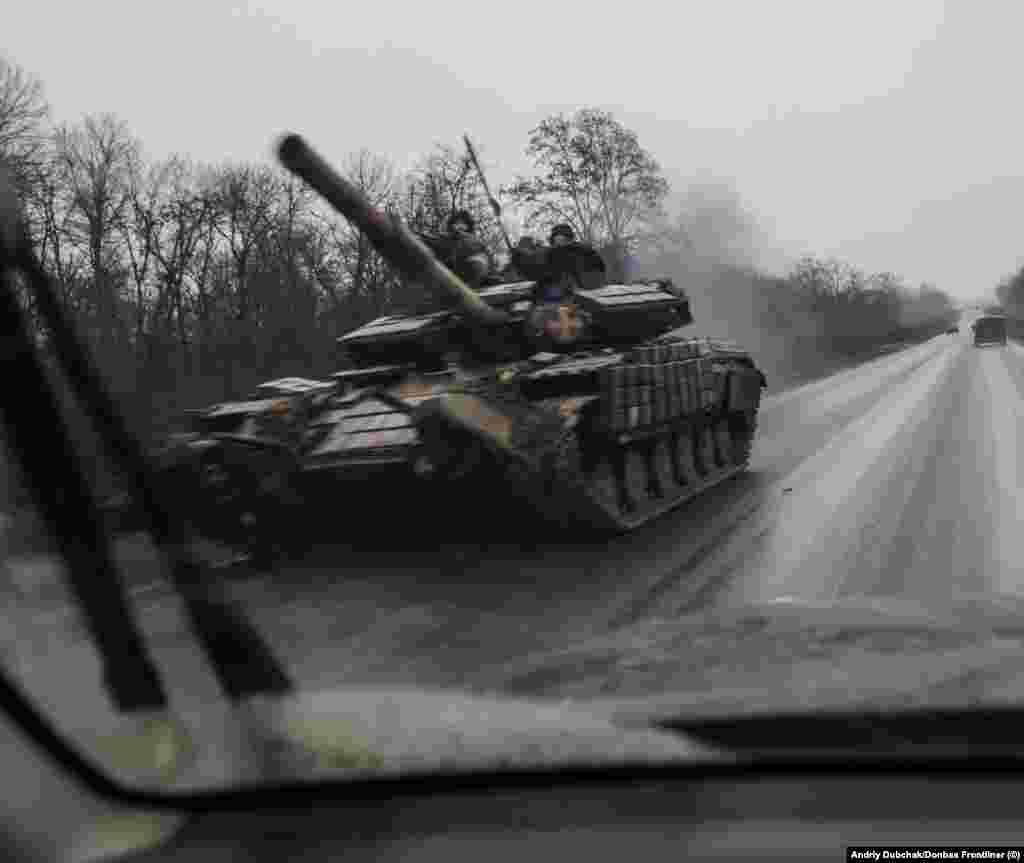 Украински тенк фотографиран на периферијата на зафатениот град. Руските сили првпат стигнаа до работ на Бахмут во јули, пред бранот на војната да се пресврти во корист на Украина по неколкуте руски повлекувања. 